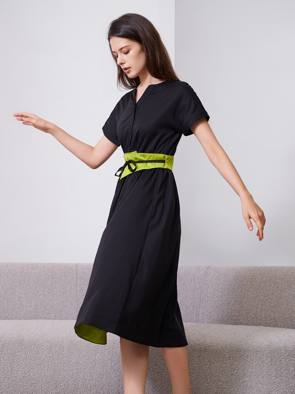 CONTRAST COLOR BELT MIDI DRESS